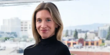 A millennial who hit a 7-figure net worth after quitting corporate life to be a content creator explains how to make money online