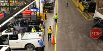 Ford is so desperate for mechanics it’s giving some of them free tools and Carhartt gear