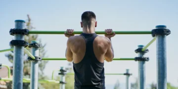 How to lose fat while maintaining muscle, according to the personal trainers of celebrities and business execs