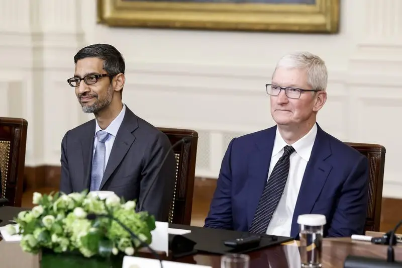 Google CEO Sundar Pichai (right) and Apple CEO Tim Cook (left).