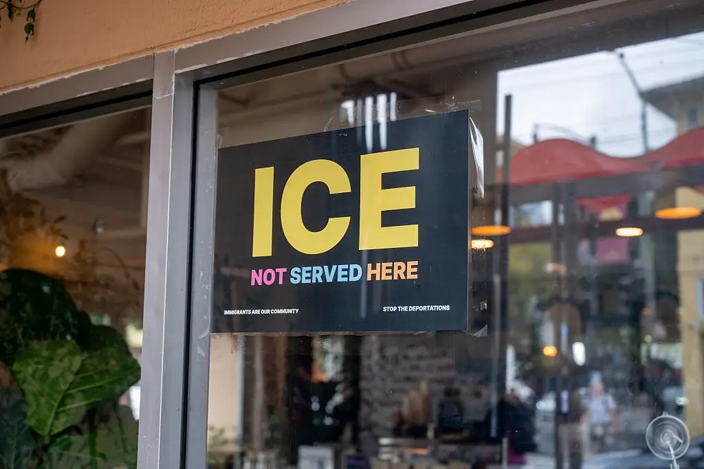 Photo a sign in a store window that reads 