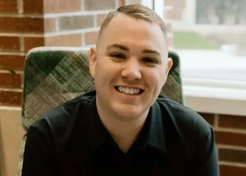 Don’t make this one big mistake when dealing with a difficult boss, a career coach says