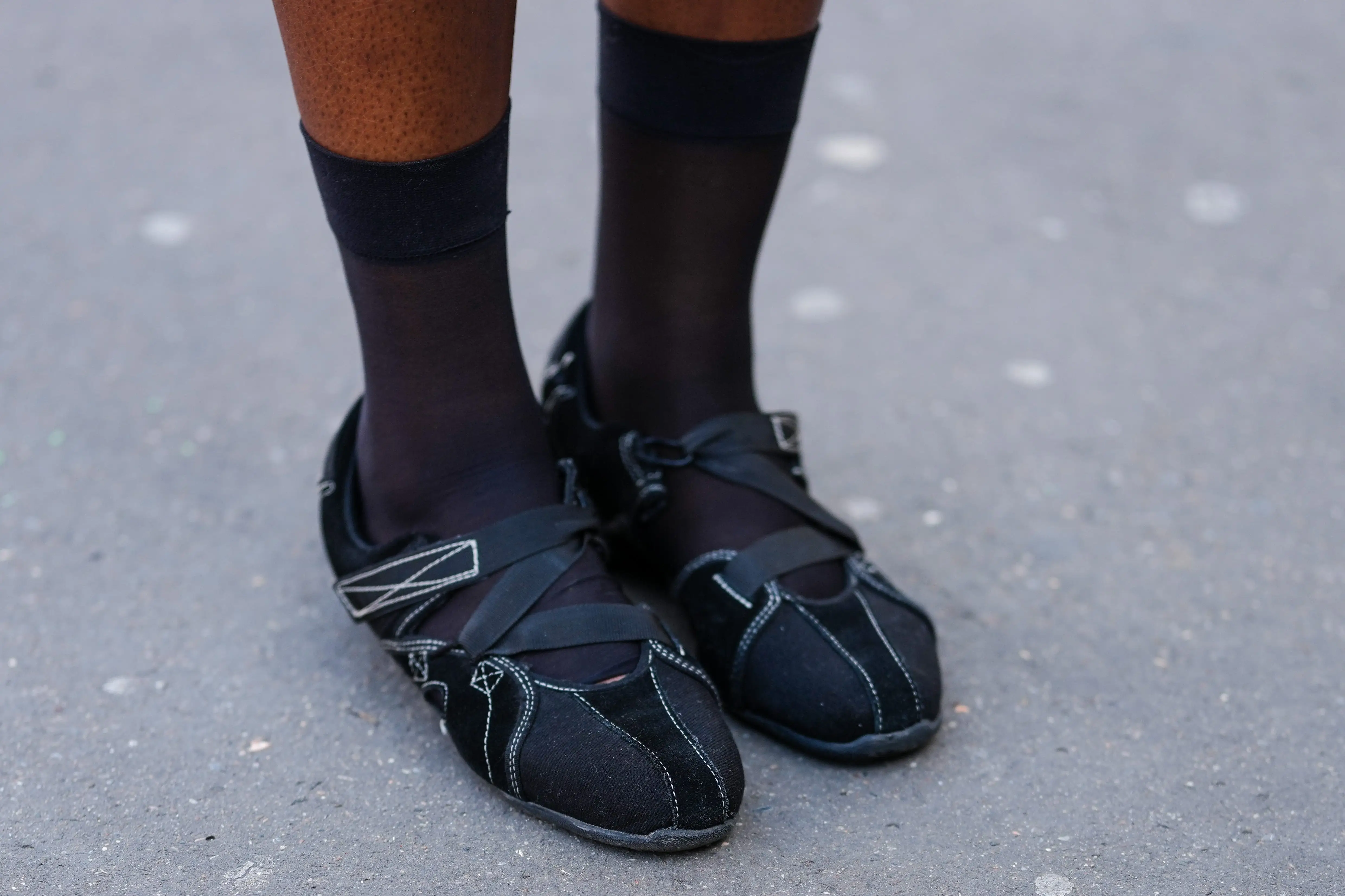 Black ribbon sneaker shoes with socks