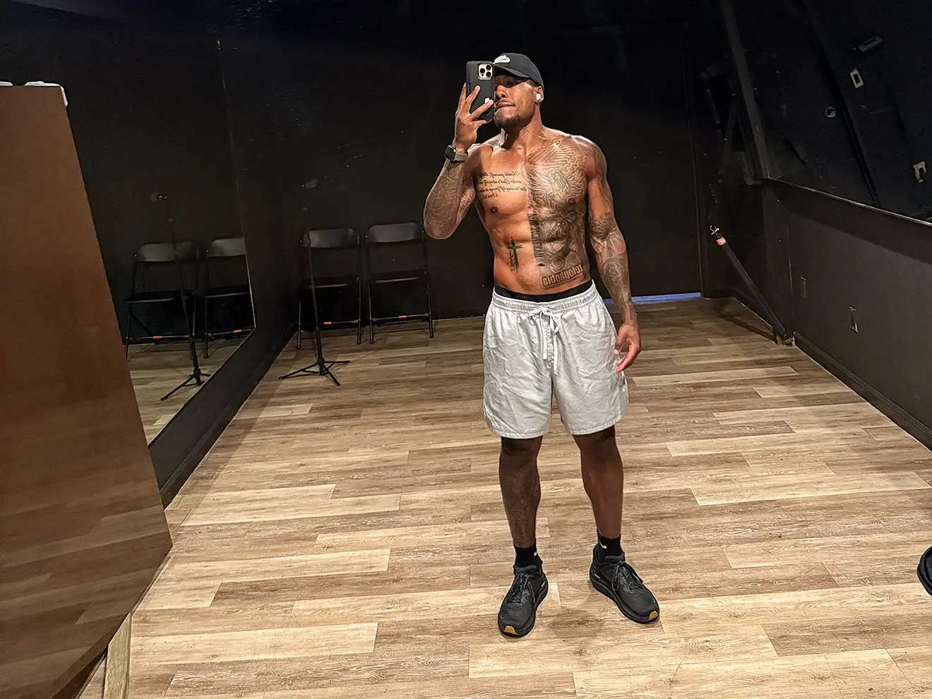 Tre Hubbard shirtless mirror selfie