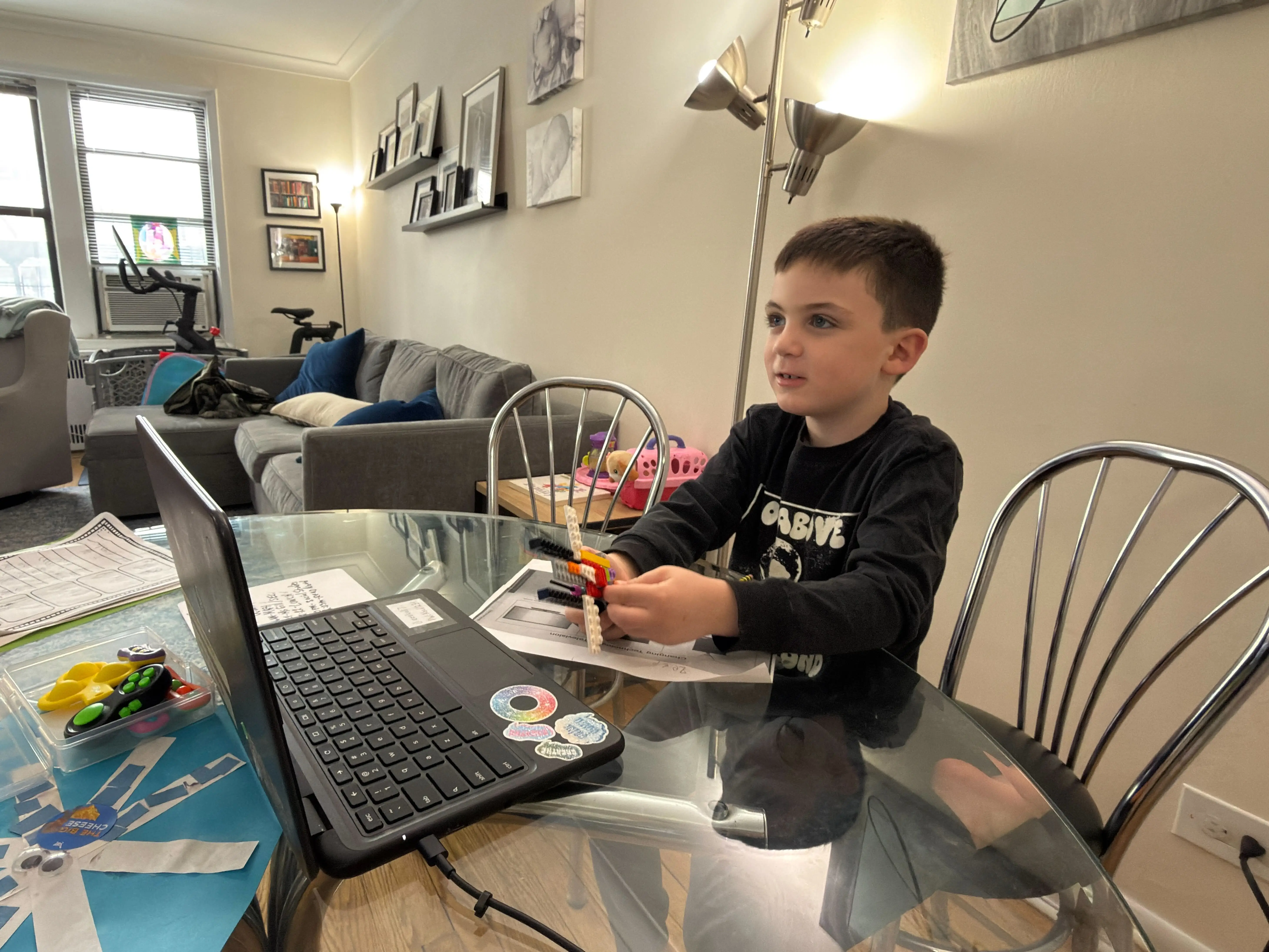 Child on virtual class