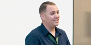 I’m a tech career coach. Do these 2 things immediately after getting laid off &mdash; and avoid this common mistake when using AI.