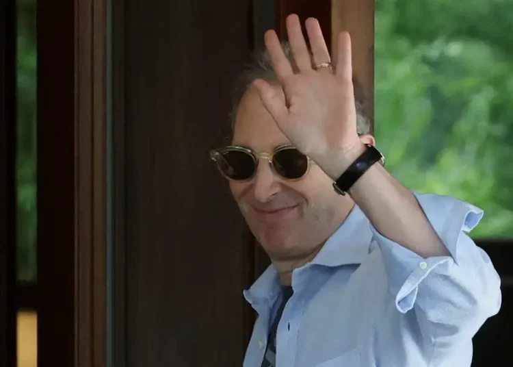 Amazon execs say layoffs are part of turning the company into the ‘world’s largest startup,’ leaked memos show