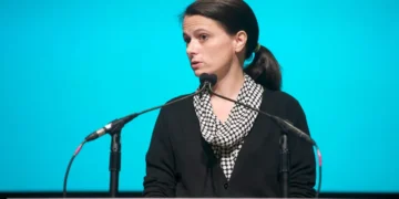 Microsoft CFO’s memo to staff calls out AI deals, coding, and chips