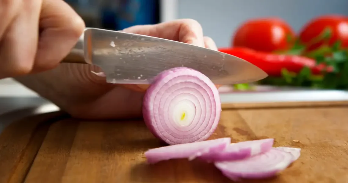 I’m a chef with over 15 years of experience. Here are 12 tips I learned in culinary school that at-home cooks should know.