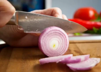 I’m a chef with over 15 years of experience. Here are 12 tips I learned in culinary school that at-home cooks should know.