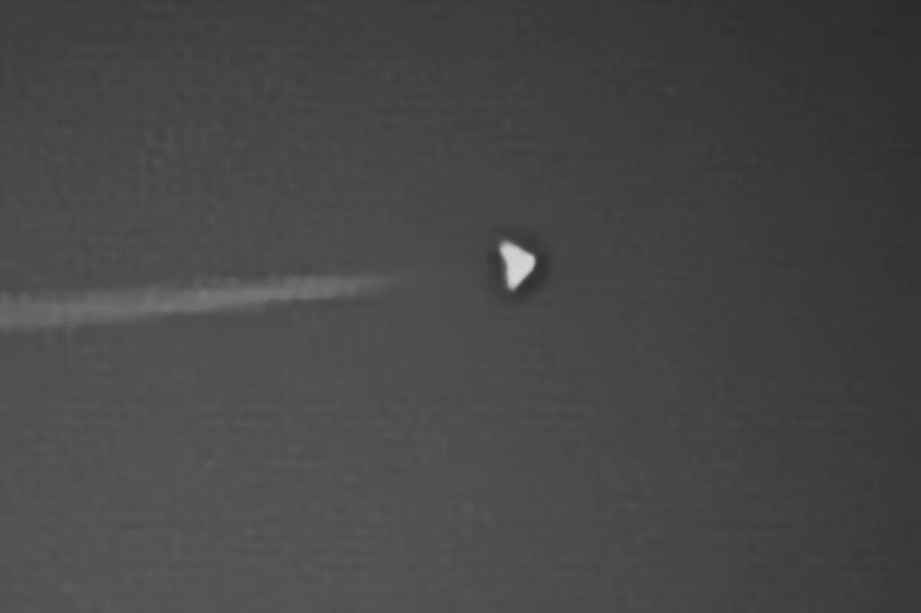 Mysterious ‘Dorito-shaped’ aircraft spotted flying at night over Area 51: ‘Something interesting here’