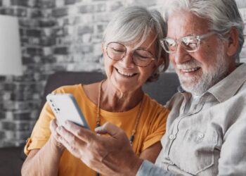 Dear Abby: I am worried about my retired, tech-addicted parents