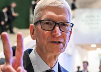Billionaire Tim Cook Busted Partying With Melania and Accused Sex Pest