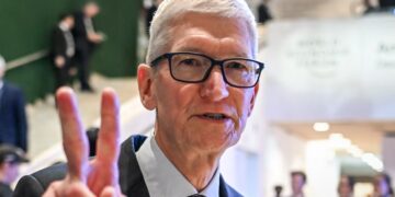 Billionaire Tim Cook Busted Partying With Melania and Accused Sex Pest