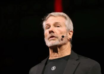 Michael Saylor’s Strategy flirts again with the danger threshold at which his company is worth less than his Bitcoin