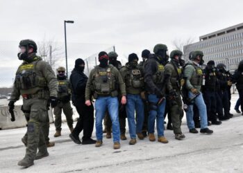 ICE Pretends It’s a Military Force. Its Tactics Would Get Real Soldiers Killed