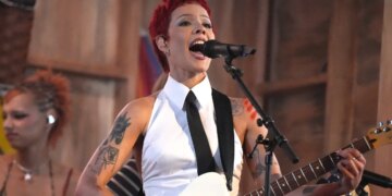 Halsey Brings Out Special Guest to Perform Emo Throwback at New York Tour Stop
