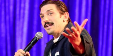 Trump-Voting Podcast Bro Rails Against ICE For Wearing Masks