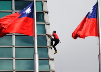 ‘Free Solo’ climber Alex Honnold scales Taiwan’s tallest building