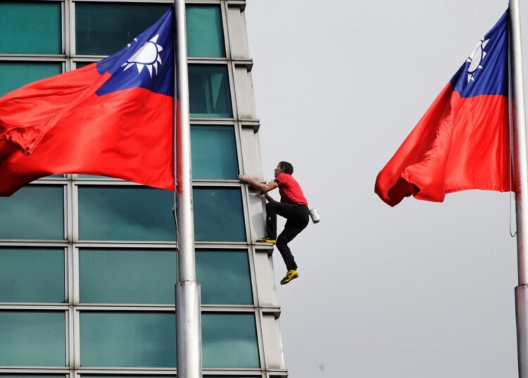‘Free Solo’ climber Alex Honnold scales Taiwan’s tallest building