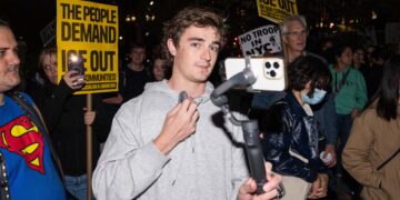 MAGA’s Fav ‘Journalist’ Paid Hispanic Laborers for Bizarre Stunt