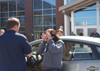 High school students fix up cars, then hand the keys to single mothers
