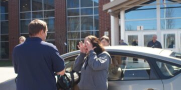 High school students fix up cars, then hand the keys to single mothers