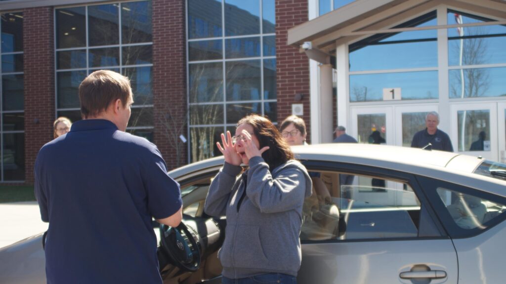 High school students fix up cars, then hand the keys to single mothers
