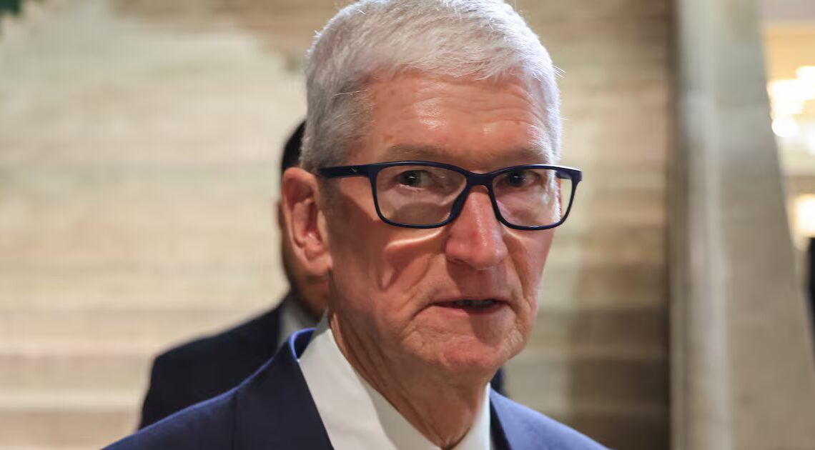 Apple CEO Scrambles to Save Face After Partying With Melania