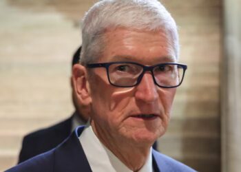 Apple CEO Scrambles to Save Face After Partying With Melania