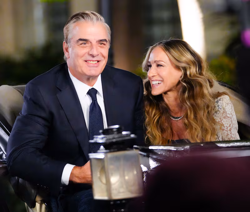 NEW YORK, NEW YORK - NOVEMBER 07: Chris Noth, John James Preston or Mr. Big, and Sarah Jessica Parker, as Carrie Bradshaw, on location for 'And Just Like That' on November 07, 2021 in New York City. (Photo by Gotham/GC Images)