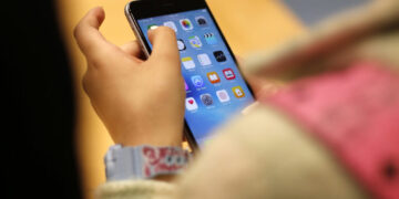 Experts have 3 tips for setting screen-time boundaries with your kids