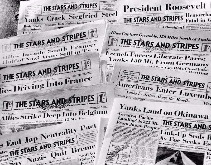 (Eingeschränkte Rechte für bestimmte redaktionelle Kunden in Deutschland. Limited rights for specific editorial clients in Germany.) Ausgaben der Armeezeitung `The Stars andStripes' aus den Jahren 1944 und 1945,deren Schlagzeilen den erfolgreichenEinsatz der amerikanischen Truppendokumentieren