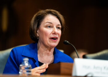 Sen. Klobuchar files paperwork to run for Minnesota governor