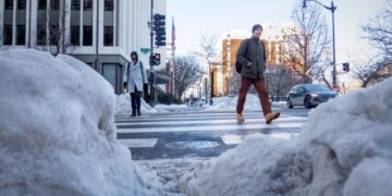 D.C. deploys more contractors, asks National Guard for help with snow