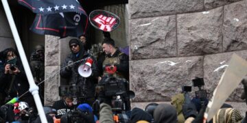 Pardoned Jan. 6 rioter driven from Minneapolis rally by large counterprotest