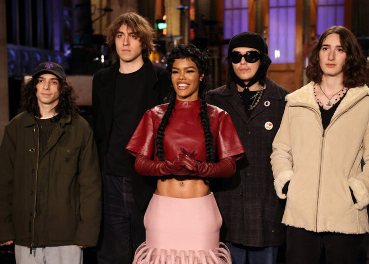 SNL imagines an award show all about Trump