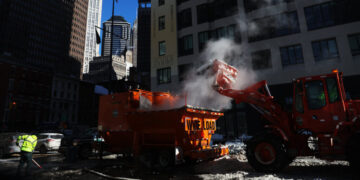 When the Snow Won’t Melt, New York Brings Out the Hot Tubs