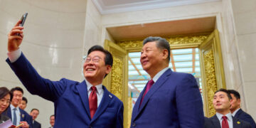 With smiling selfies and K-pop jam session, Japan and China woo South Korea