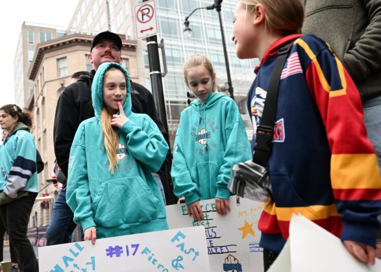 As women’s pro hockey visits D.C., thousands gather to welcome it