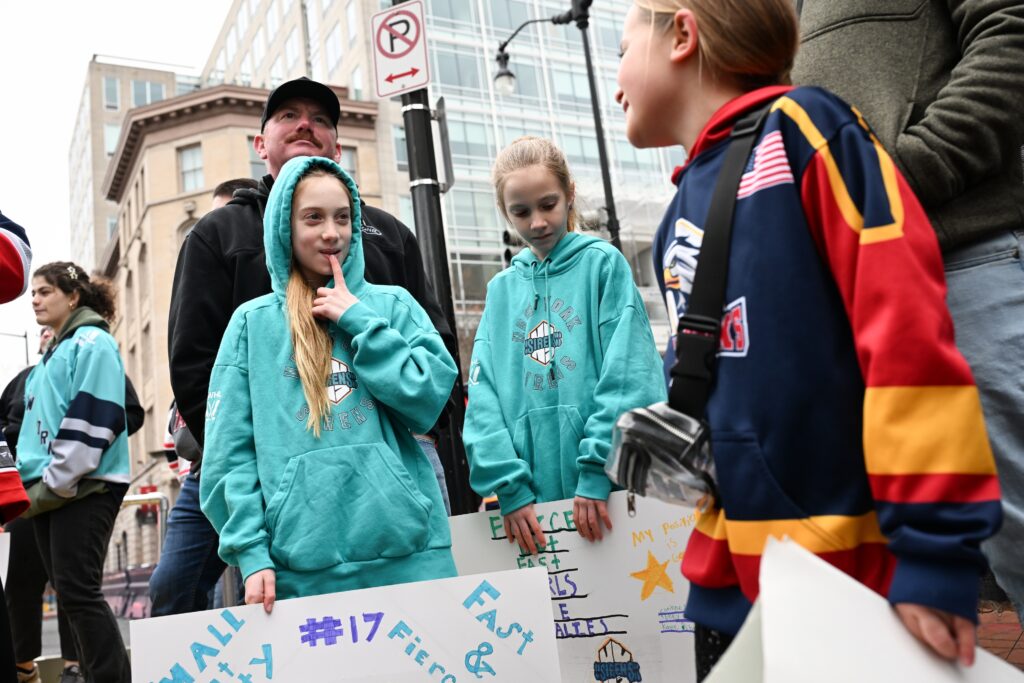 As women’s pro hockey visits D.C., thousands gather to welcome it