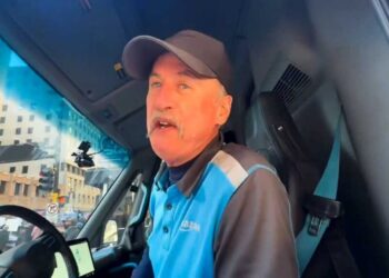 Amazon driver refuses to take TPUSA’s bait as anti-ICE protest stops traffic