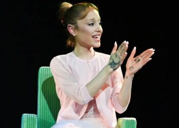 Ariana Grande trolls Vogue for Photoshop fail after she’s seen with 6 fingers: ‘Holy s–t’