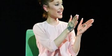 Ariana Grande trolls Vogue for Photoshop fail after she’s seen with 6 fingers: ‘Holy s–t’