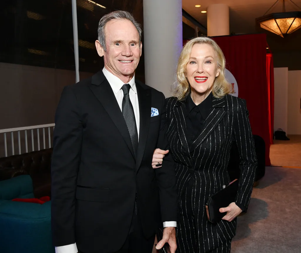 Bo Welch and Catherine O'Hara pose together at the 22nd CDGA.