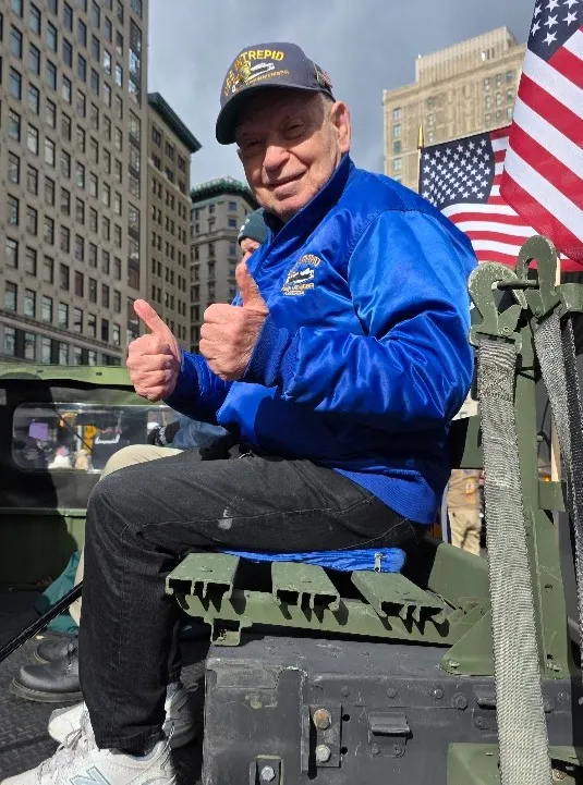 Holocaust survivor Sami Steigmann giving two thumbs up.