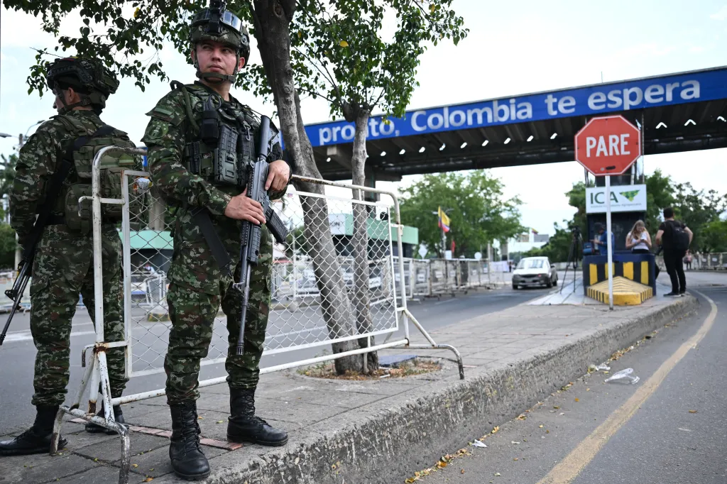 Colombian soldiers monitoring the border crossing with Venezuela in Cucuta.