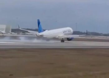 Wild video shows United flight suffering ‘mechanical issue’ upon landing at Orlando airport