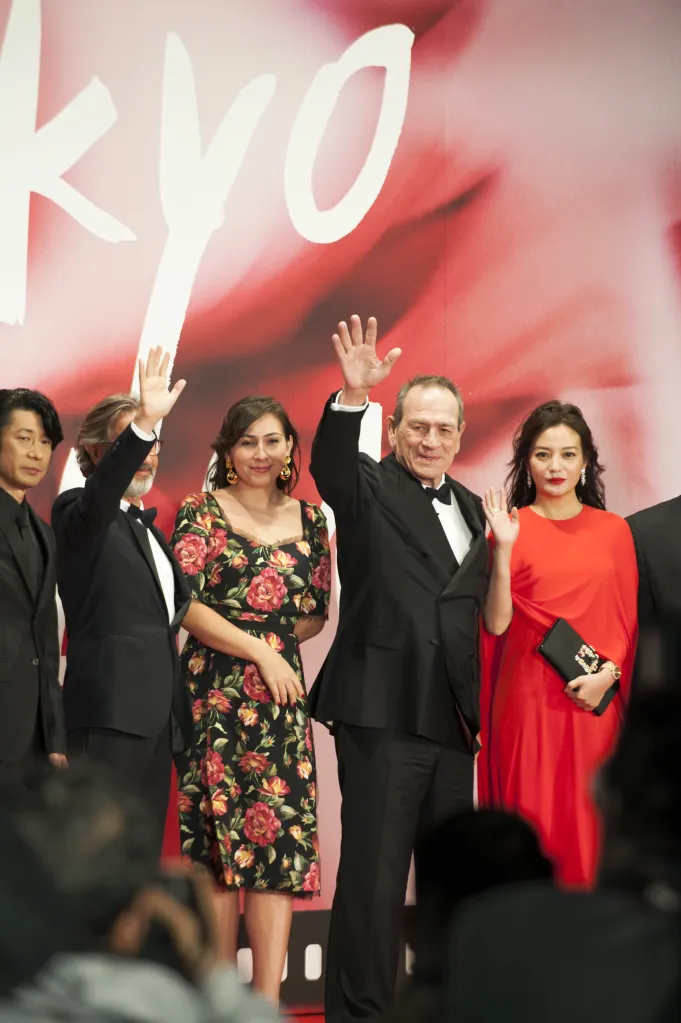 Tommy Lee Jones with his daughter Victoria Jones and other International Competition Jury members waving to the audience at the 30th Tokyo International Film Festival.