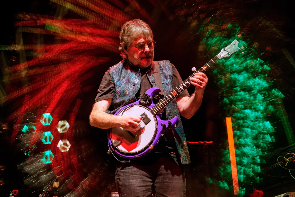 Fleck was scheduled to perform with the National Symphony Orchestra.